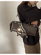 Bolso Cilíndrico con Colgante Deportivo — Estilo Urbano con Textura Encerada - Miniatura 9