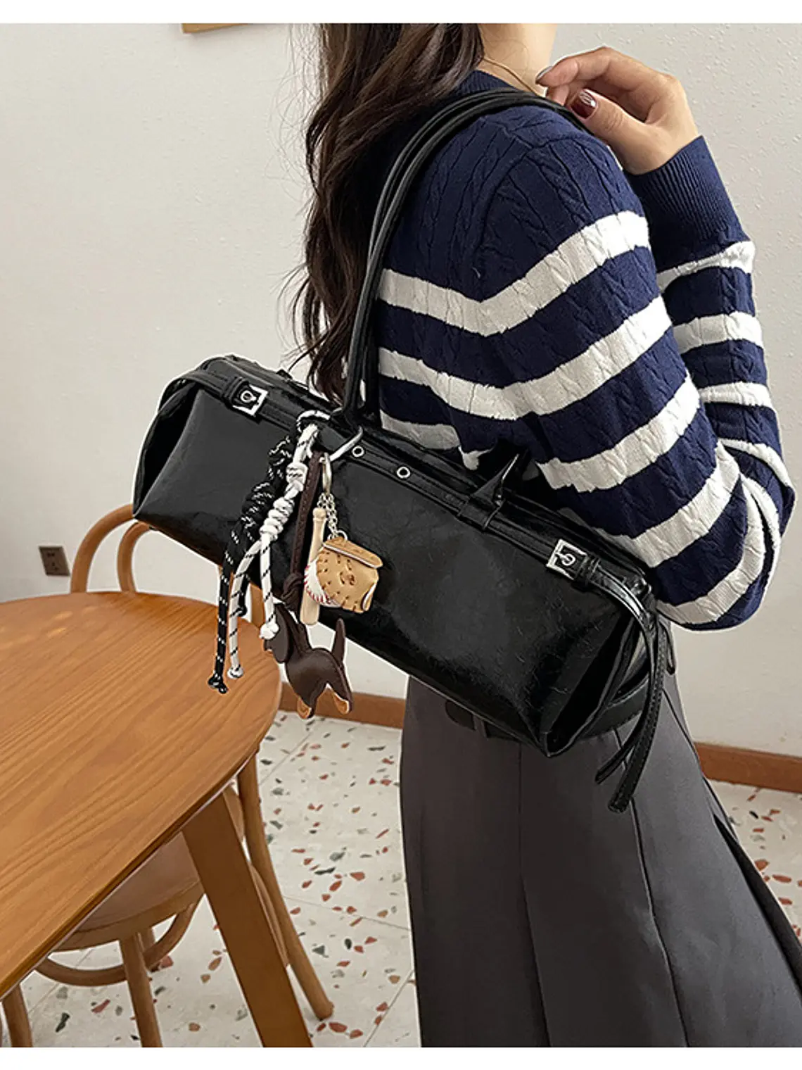Bolso Cilíndrico con Colgante Deportivo — Estilo Urbano con Textura Encerada 3