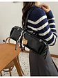 Bolso Cilíndrico con Colgante Deportivo — Estilo Urbano con Textura Encerada - Miniatura 3