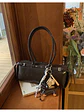 Bolso Cilíndrico con Colgante Deportivo — Estilo Urbano con Textura Encerada - Miniatura 8