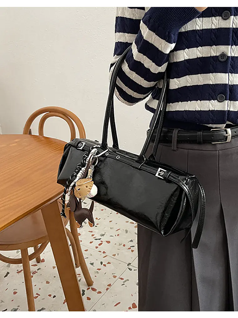 Bolso Cilíndrico con Colgante Deportivo — Estilo Urbano con Textura Encerada 4
