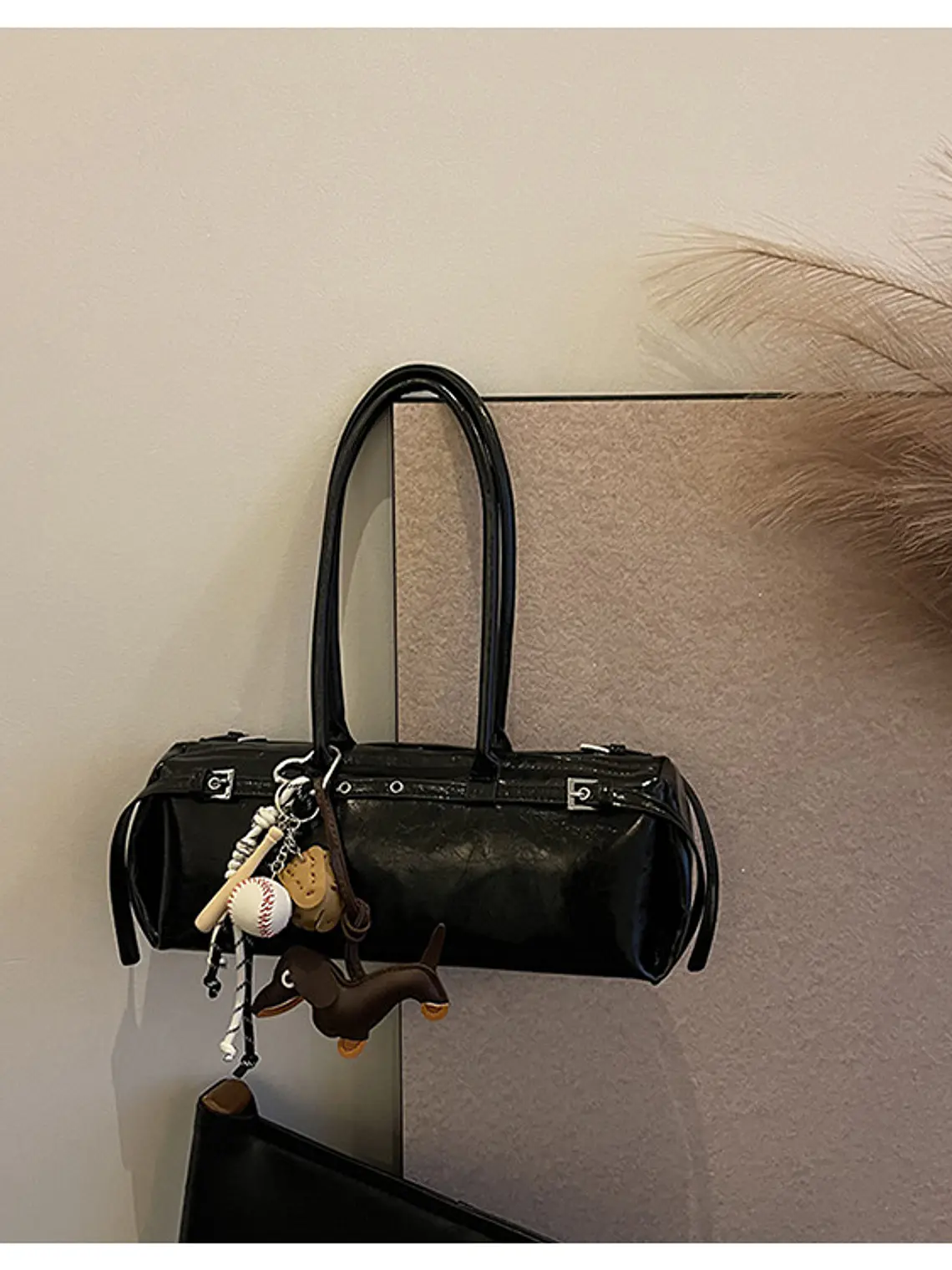 Bolso Cilíndrico con Colgante Deportivo — Estilo Urbano con Textura Encerada 1