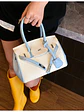 Bolso Estructurado Bicolor con Textura Granulada — Diseño Clásico y Femenino - Miniatura 8