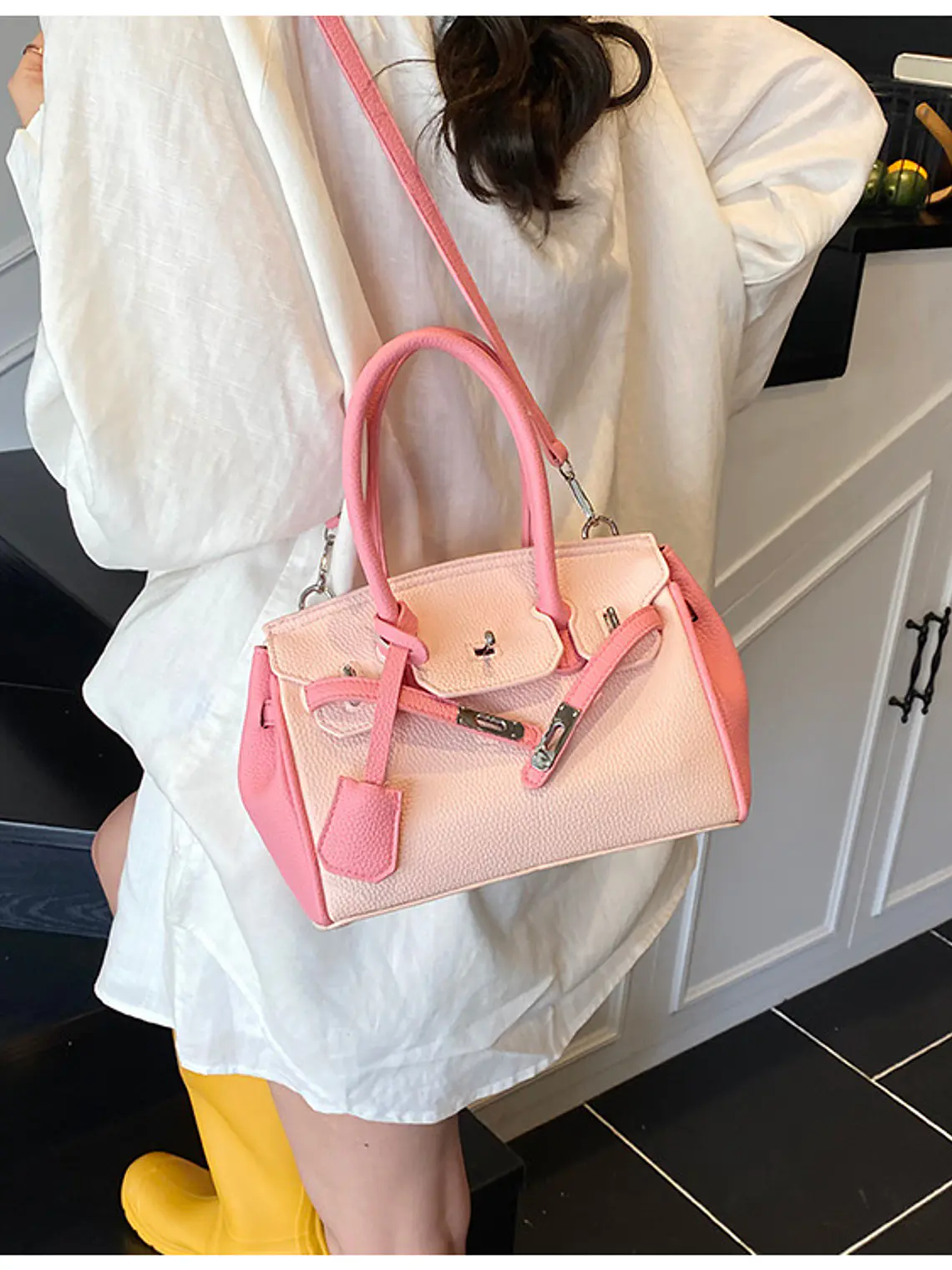 Bolso Estructurado Bicolor con Textura Granulada — Diseño Clásico y Femenino 4