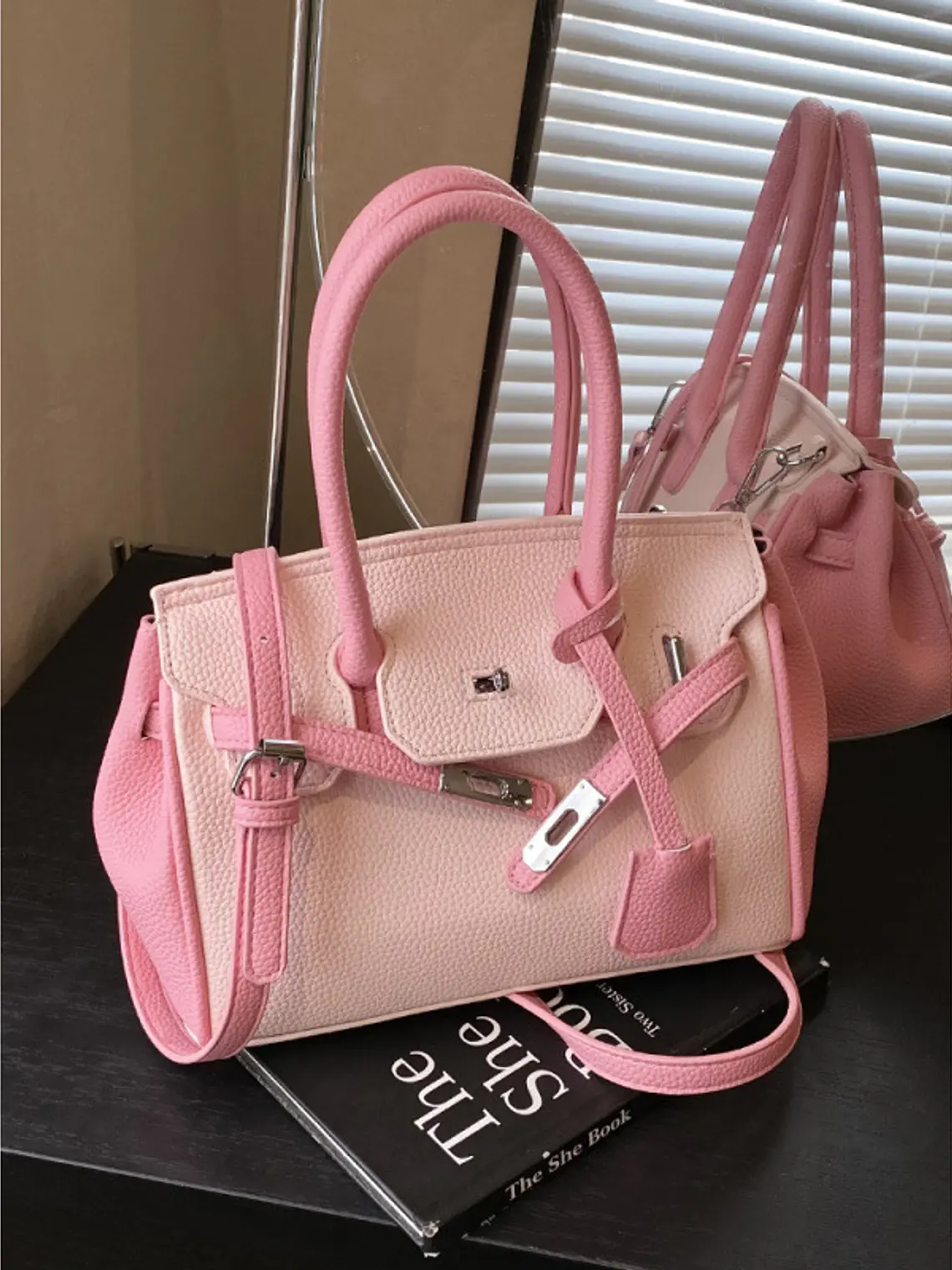 Bolso Estructurado Bicolor con Textura Granulada — Diseño Clásico y Femenino 1