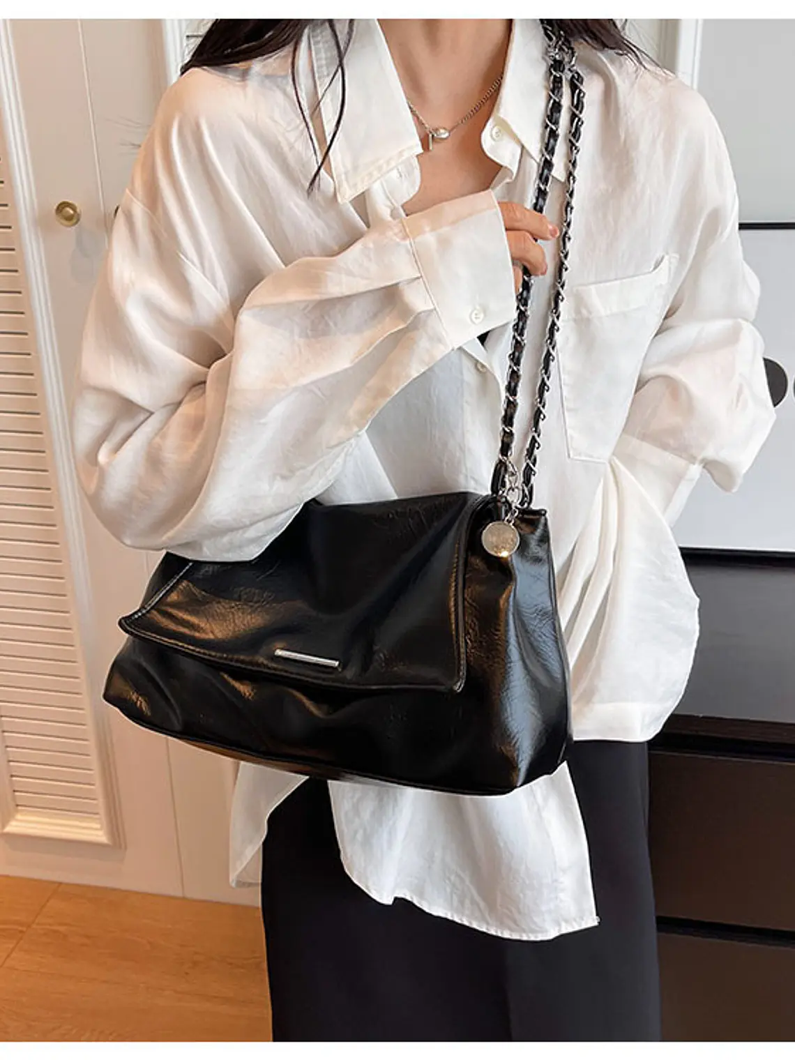 Bolso de hombro con cadena — estilo urbano metalizado 1
