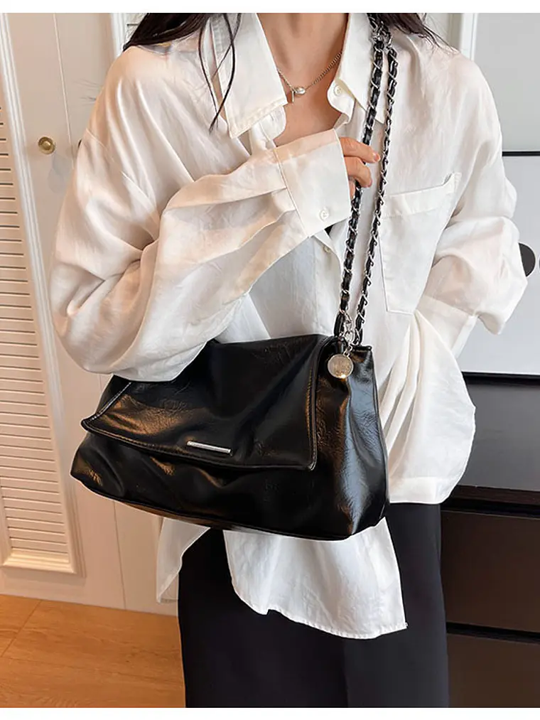 Bolso de hombro con cadena — estilo urbano metalizado 1