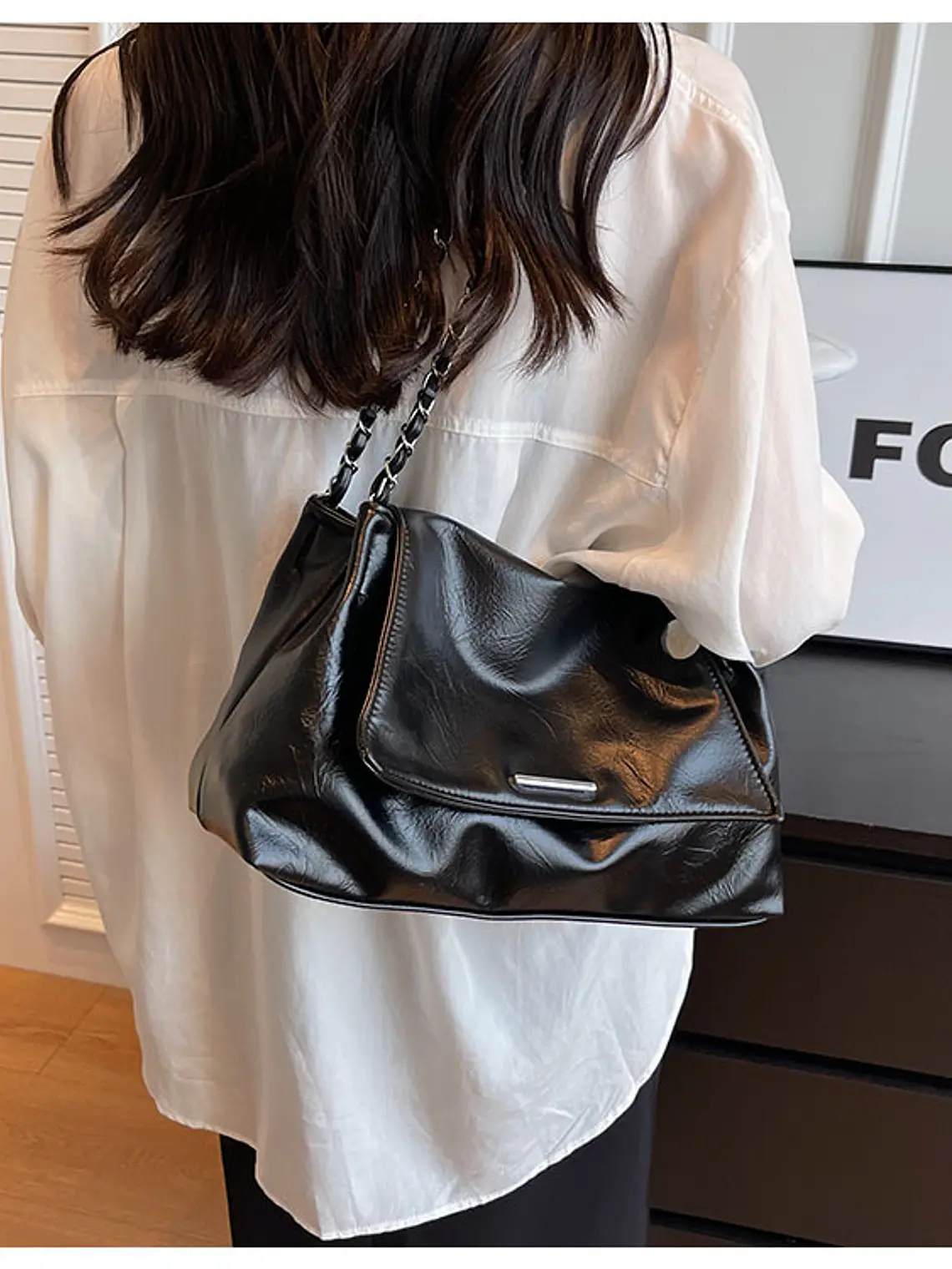 Bolso de hombro con cadena — estilo urbano metalizado 2