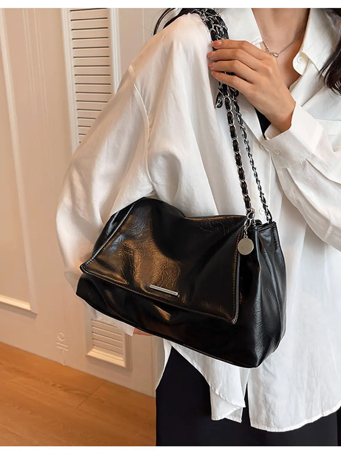 Bolso de hombro con cadena — estilo urbano metalizado 3