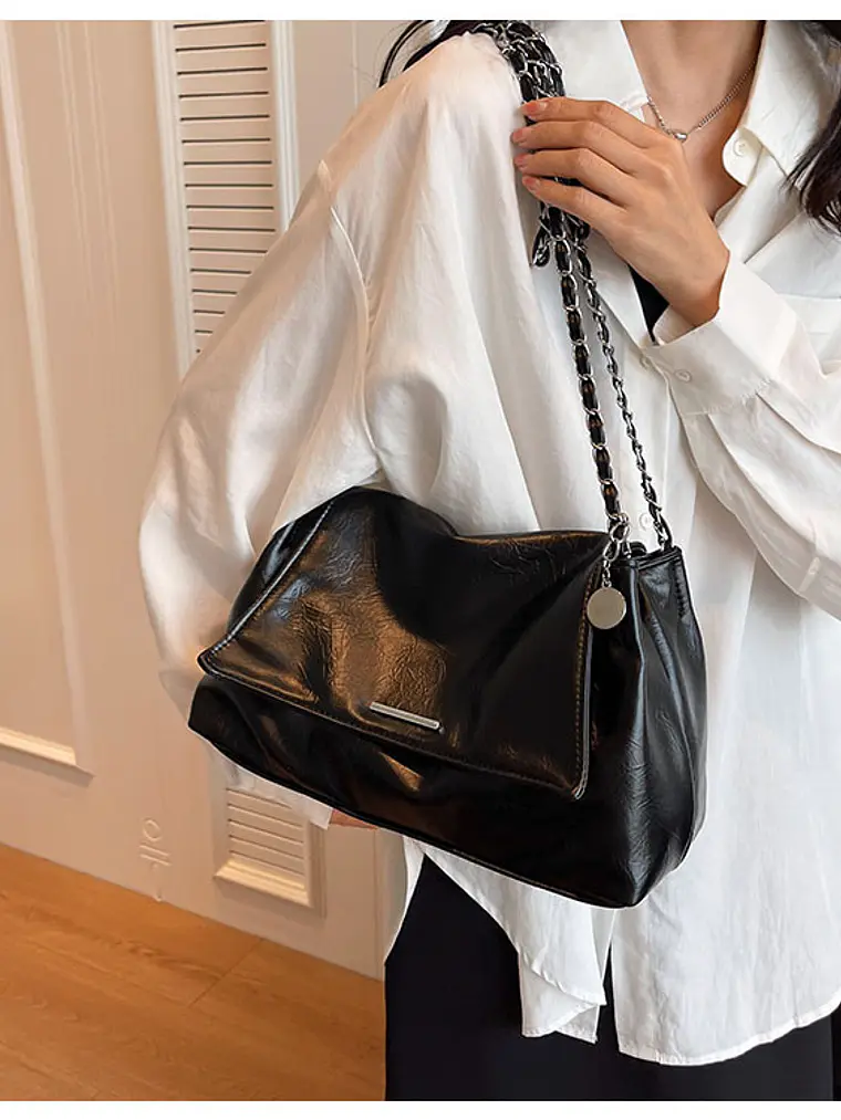 Bolso de hombro con cadena — estilo urbano metalizado 3