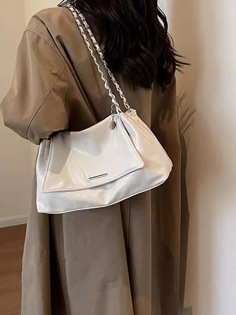 Bolso de hombro con cadena — estilo urbano metalizado 4