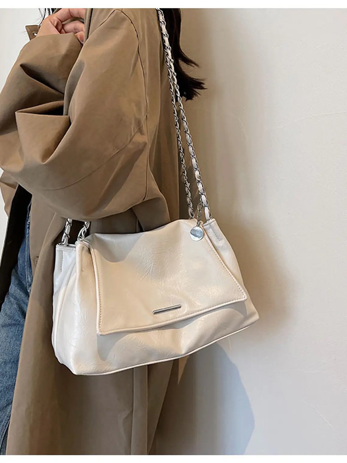 Bolso de hombro con cadena — estilo urbano metalizado 5