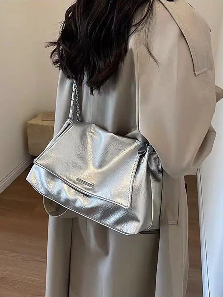 Bolso de hombro con cadena — estilo urbano metalizado 10