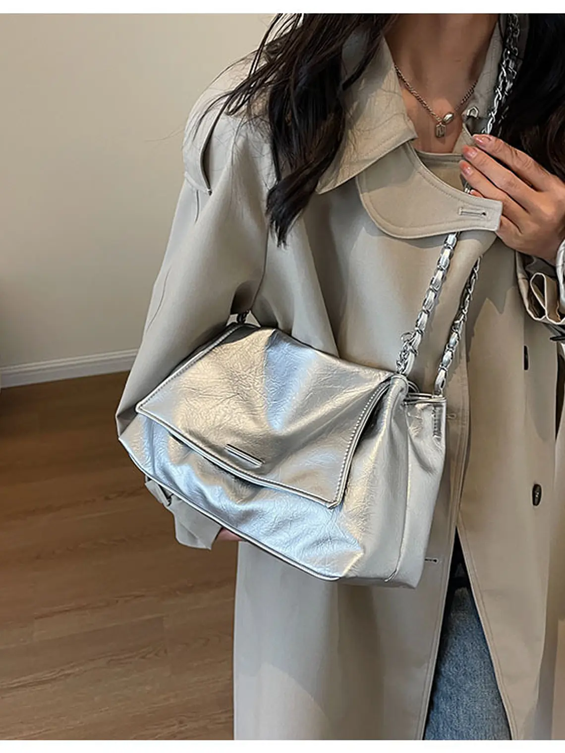 Bolso de hombro con cadena — estilo urbano metalizado 9
