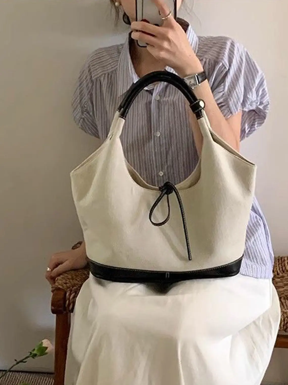 Bolso tote de lona con ribete de cuero sintético y detalle de lazo — estilo minimalista 1