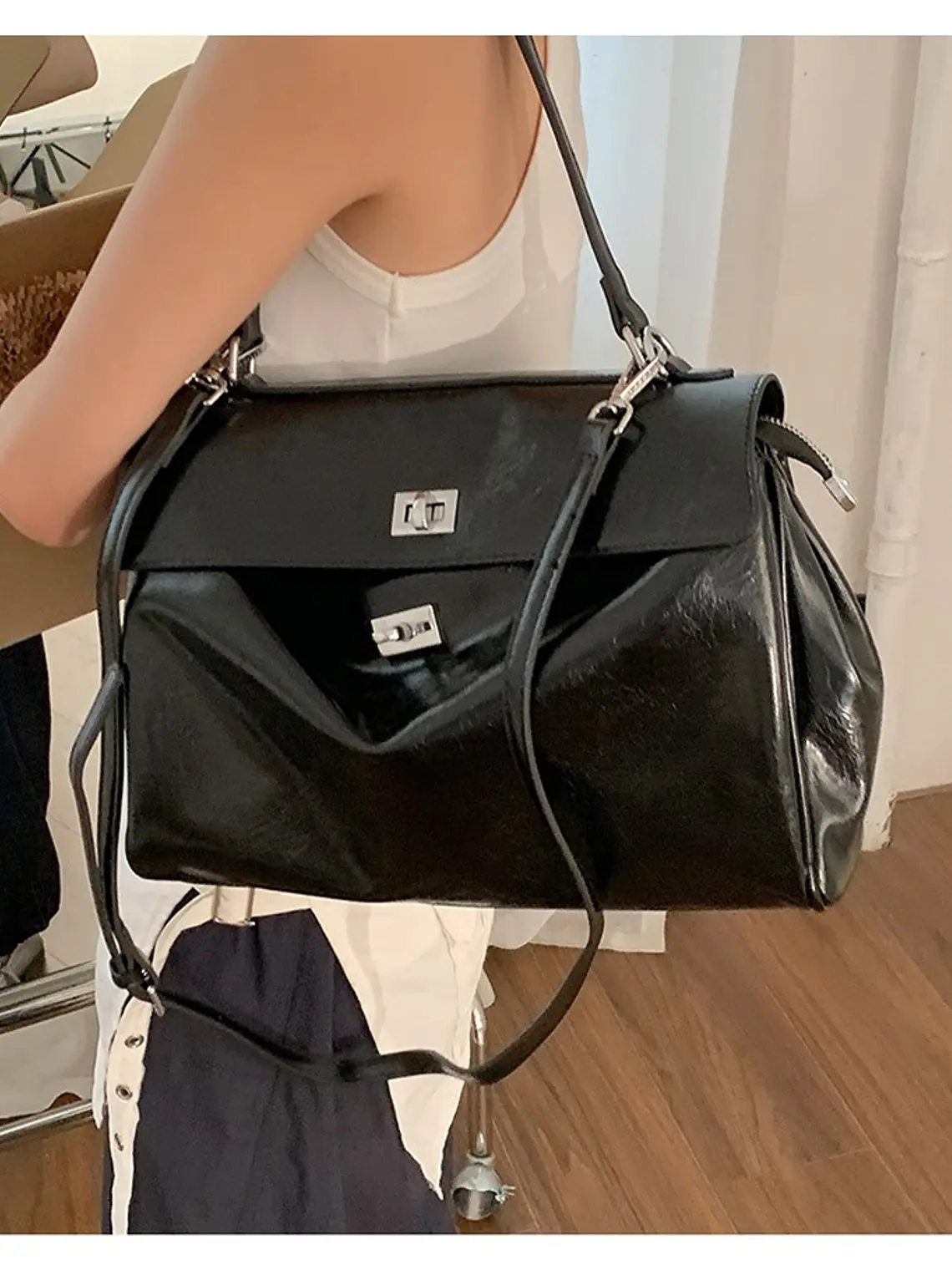 Bolso tipo Kelly de cuero sintético con cerradura giratoria — estructura clásica en dos tamaños 3