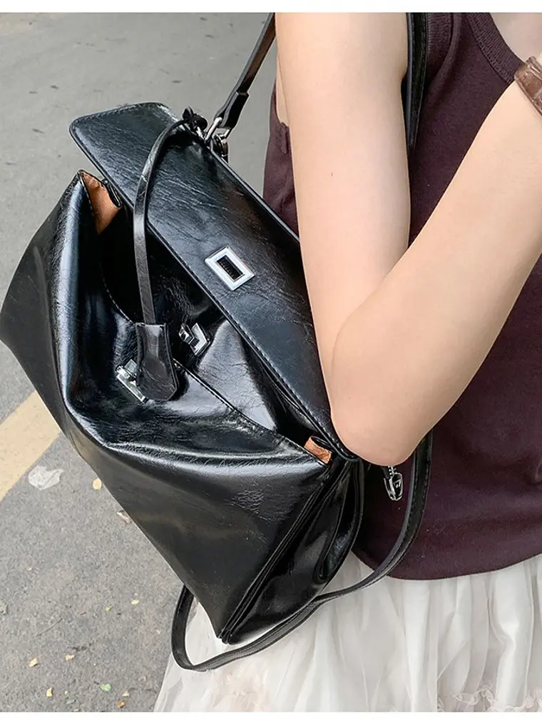 Bolso tipo Kelly de cuero sintético con cerradura giratoria — estructura clásica en dos tamaños 5