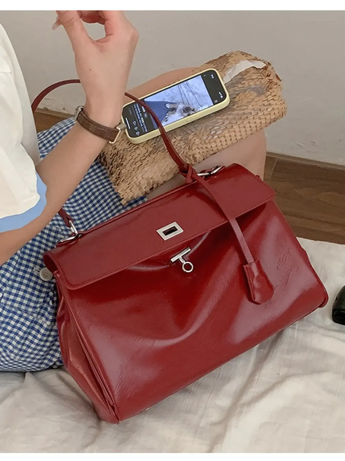 Bolso tipo Kelly de cuero sintético con cerradura giratoria — estructura clásica en dos tamaños 10