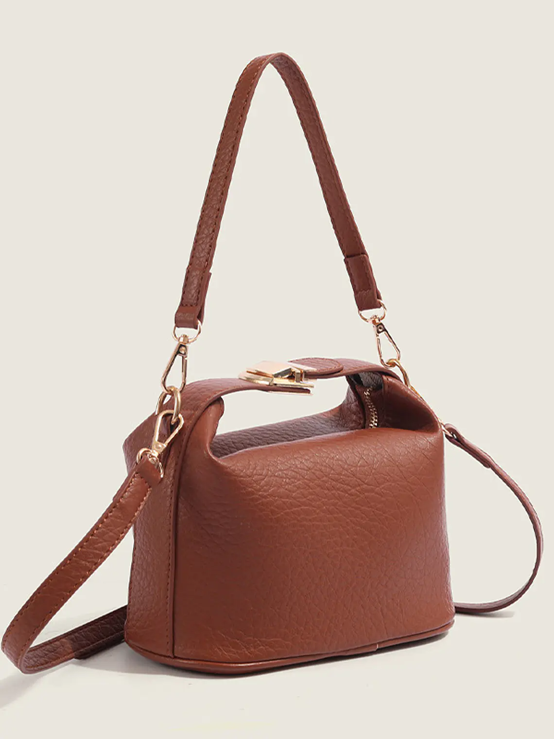 Bolso caja compacto de cuero sintético con asa giratoria dorada — estilo estructurado cotidiano 1