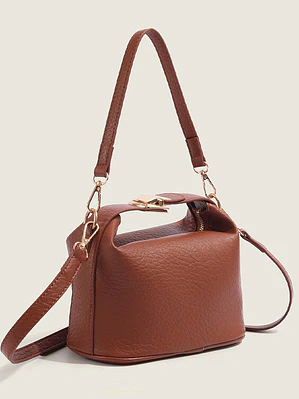 Bolso caja compacto de cuero sintético con asa giratoria dorada — estilo estructurado cotidiano