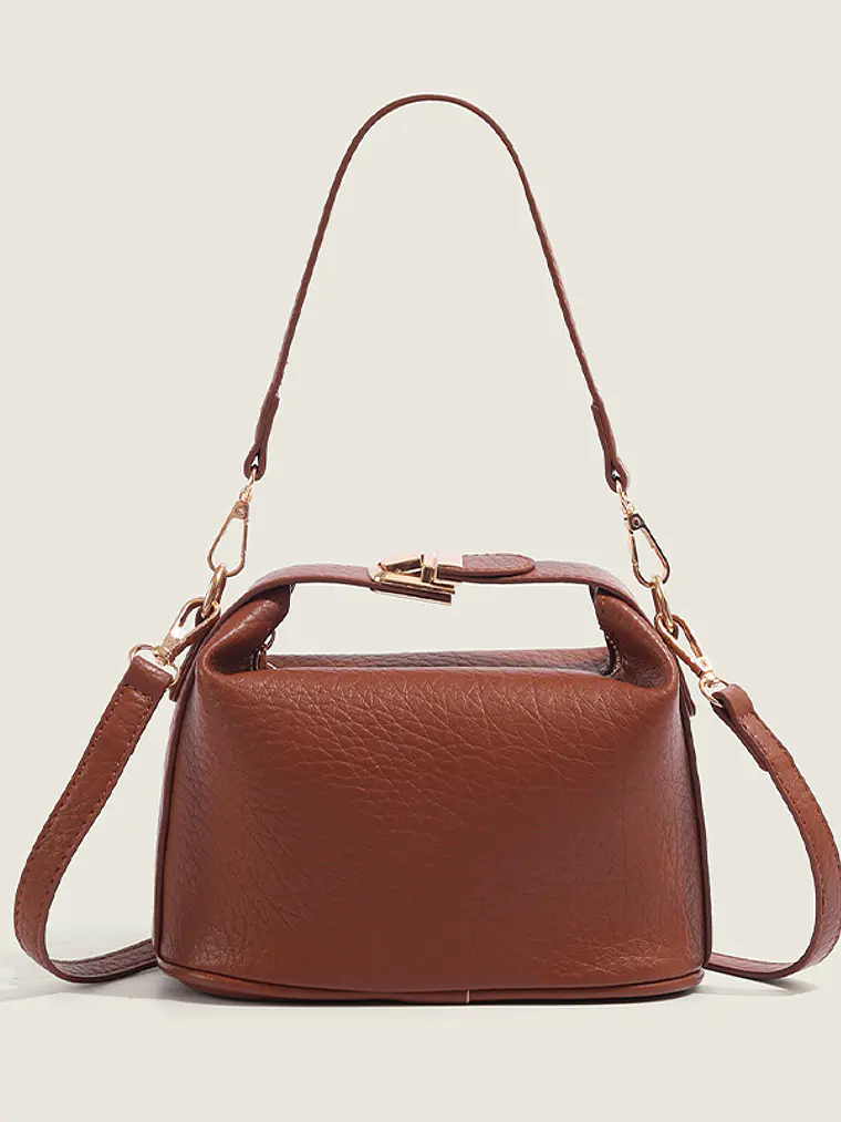 Bolso caja compacto de cuero sintético con asa giratoria dorada — estilo estructurado cotidiano 2
