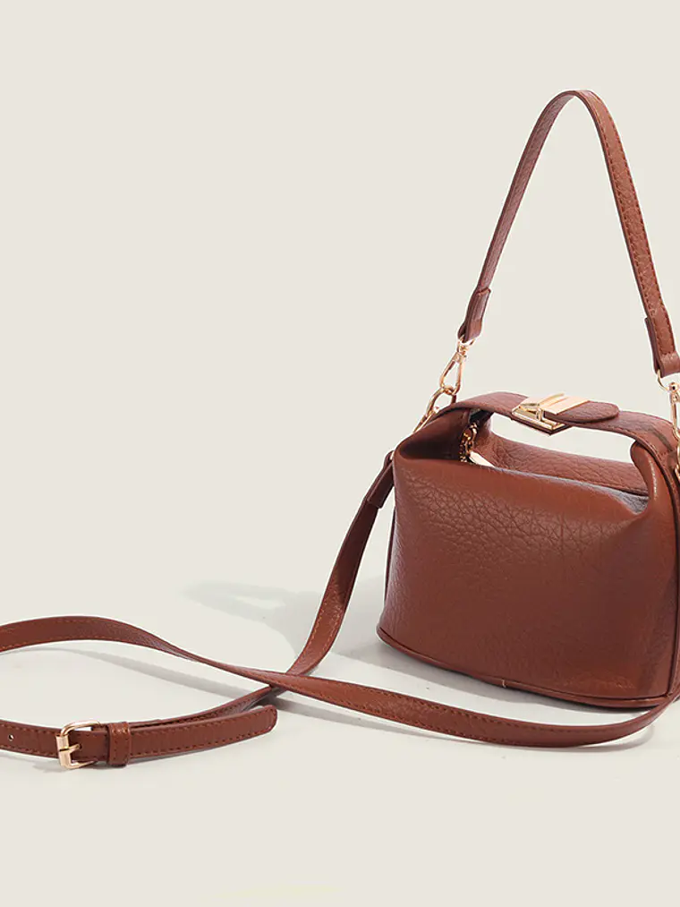 Bolso caja compacto de cuero sintético con asa giratoria dorada — estilo estructurado cotidiano 3