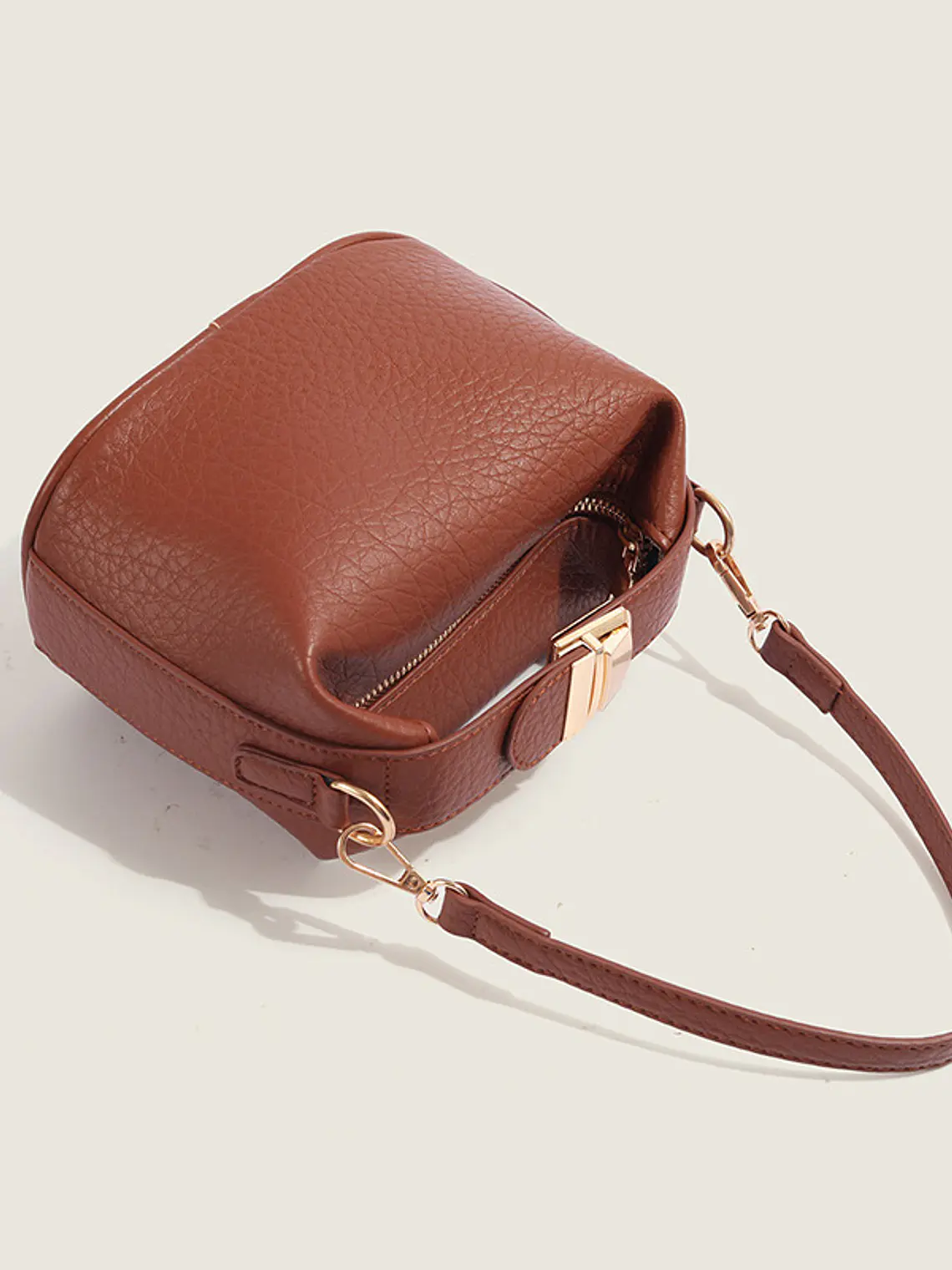 Bolso caja compacto de cuero sintético con asa giratoria dorada — estilo estructurado cotidiano 4
