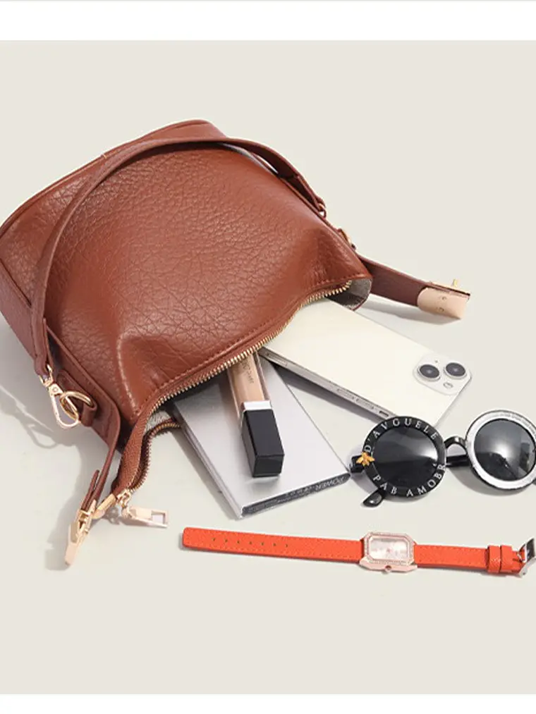 Bolso caja compacto de cuero sintético con asa giratoria dorada — estilo estructurado cotidiano 5