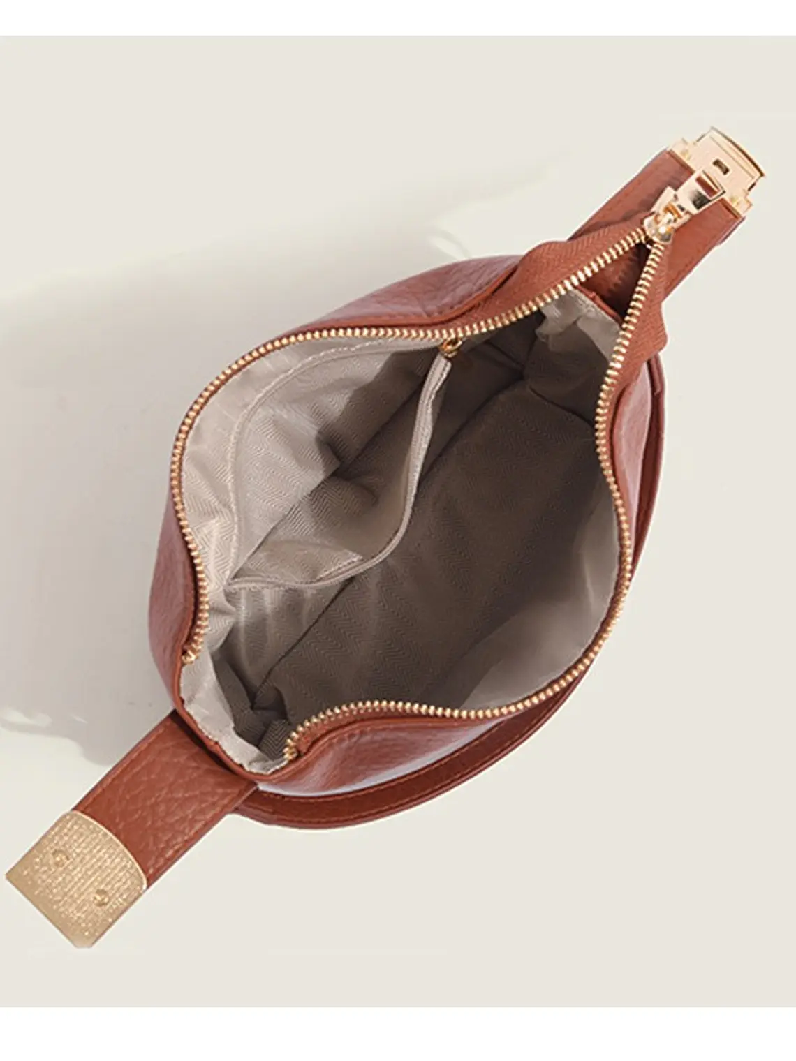 Bolso caja compacto de cuero sintético con asa giratoria dorada — estilo estructurado cotidiano 6