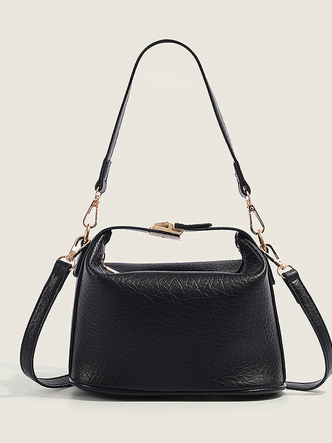 Bolso caja compacto de cuero sintético con asa giratoria dorada — estilo estructurado cotidiano 10