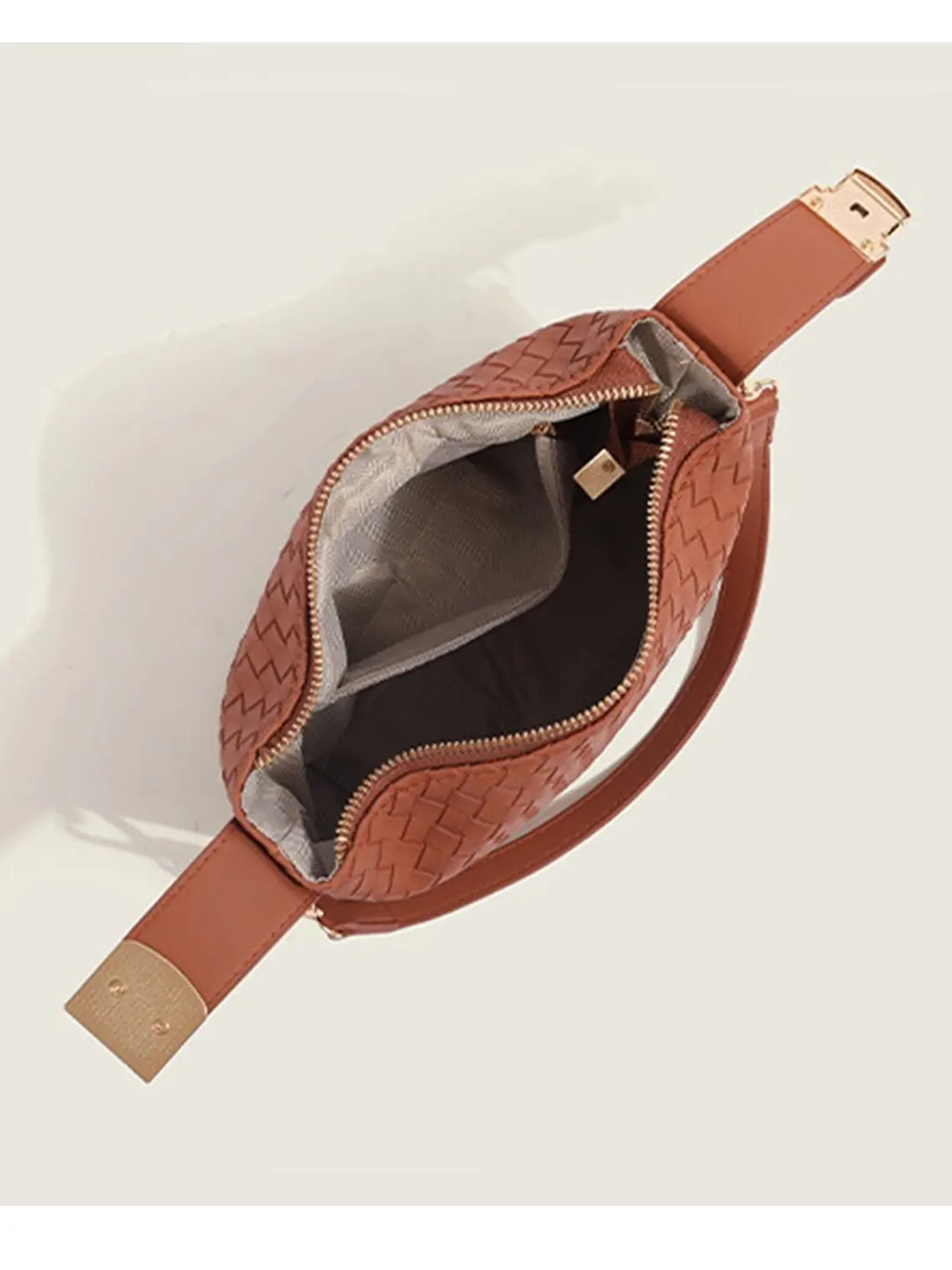 Bolso caja tejido en cuero sintético con asa giratoria dorada — textura artesanal en formato compacto 8