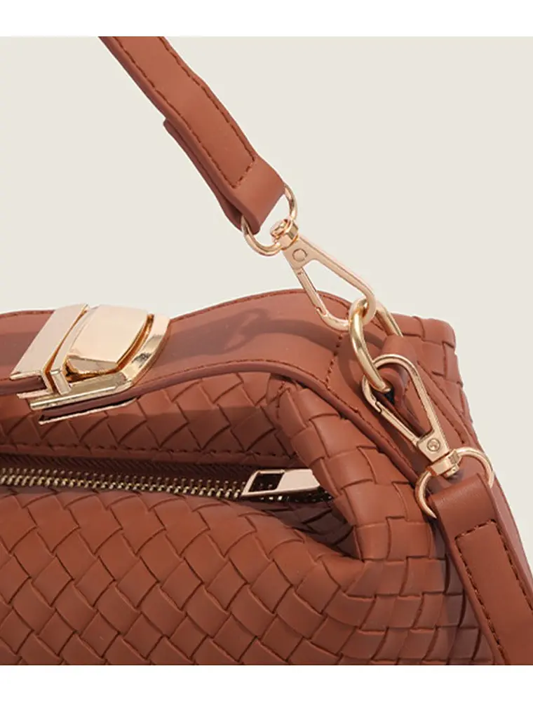 Bolso caja tejido en cuero sintético con asa giratoria dorada — textura artesanal en formato compacto 5