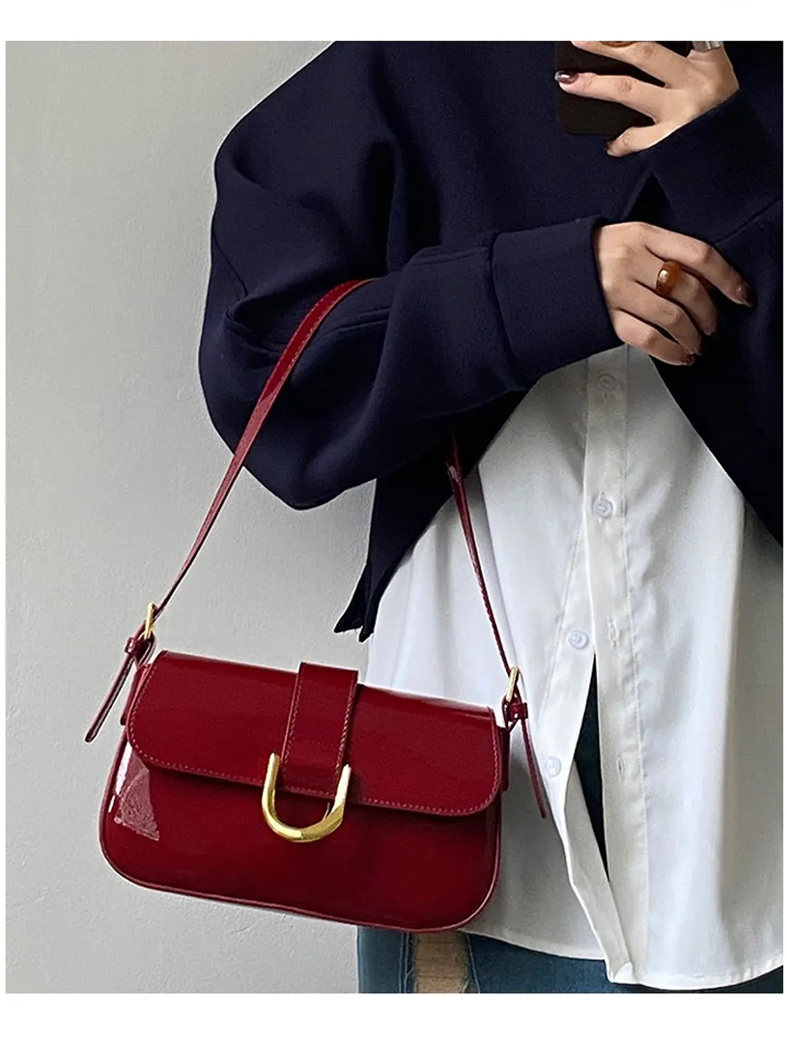 Bolso de hombro con solapa y hebilla en U dorada — cuero sintético en acabado laca o mate 6