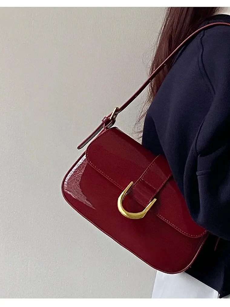 Bolso de hombro con solapa y hebilla en U dorada — cuero sintético en acabado laca o mate 7