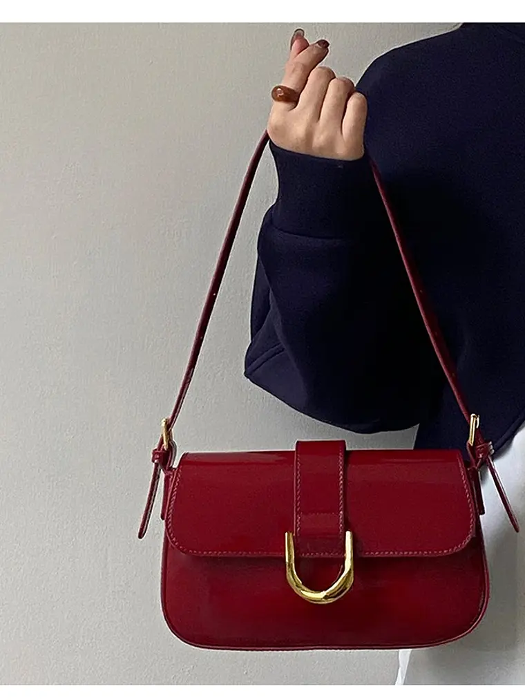 Bolso de hombro con solapa y hebilla en U dorada — cuero sintético en acabado laca o mate 5