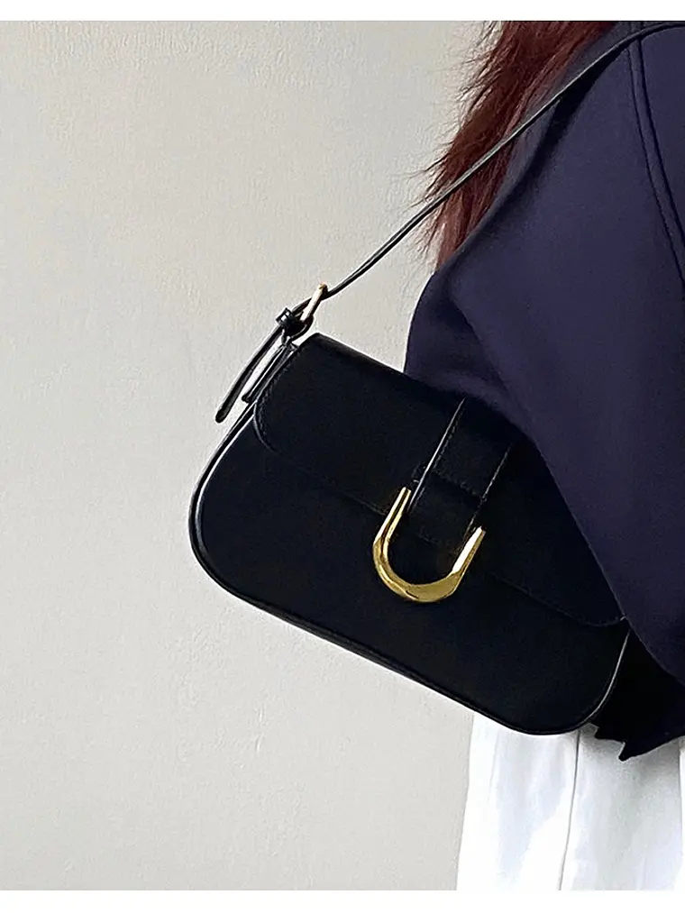 Bolso de hombro con solapa y hebilla en U dorada — cuero sintético en acabado laca o mate 3