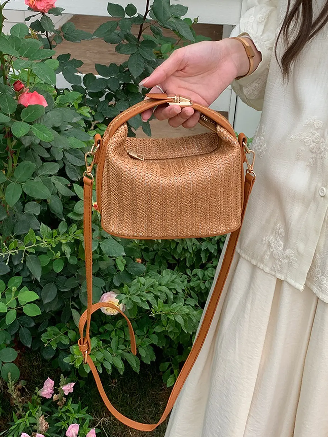Bolso caja de paja tejida con marco de cuero sintético y cierre dorado — estilo natural compacto 4