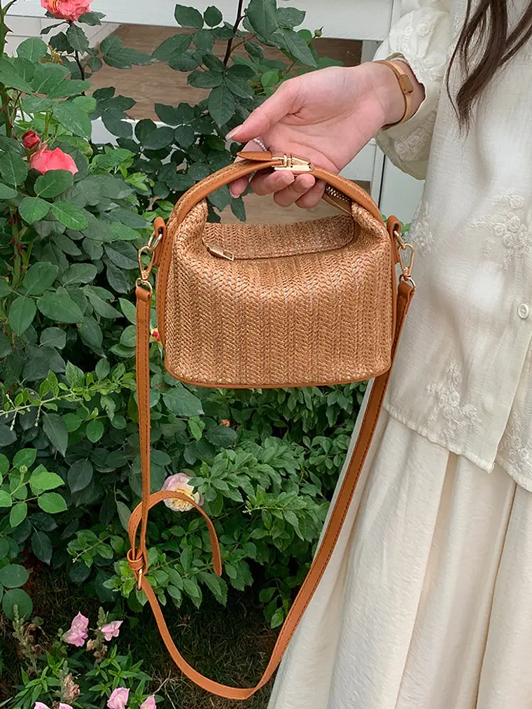 Bolso caja de paja tejida con marco de cuero sintético y cierre dorado — estilo natural compacto 4