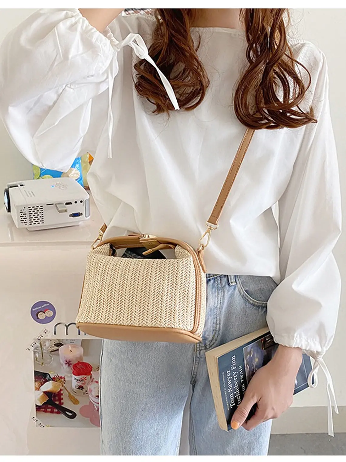 Bolso caja de paja tejida con marco de cuero sintético y cierre dorado — estilo natural compacto 8