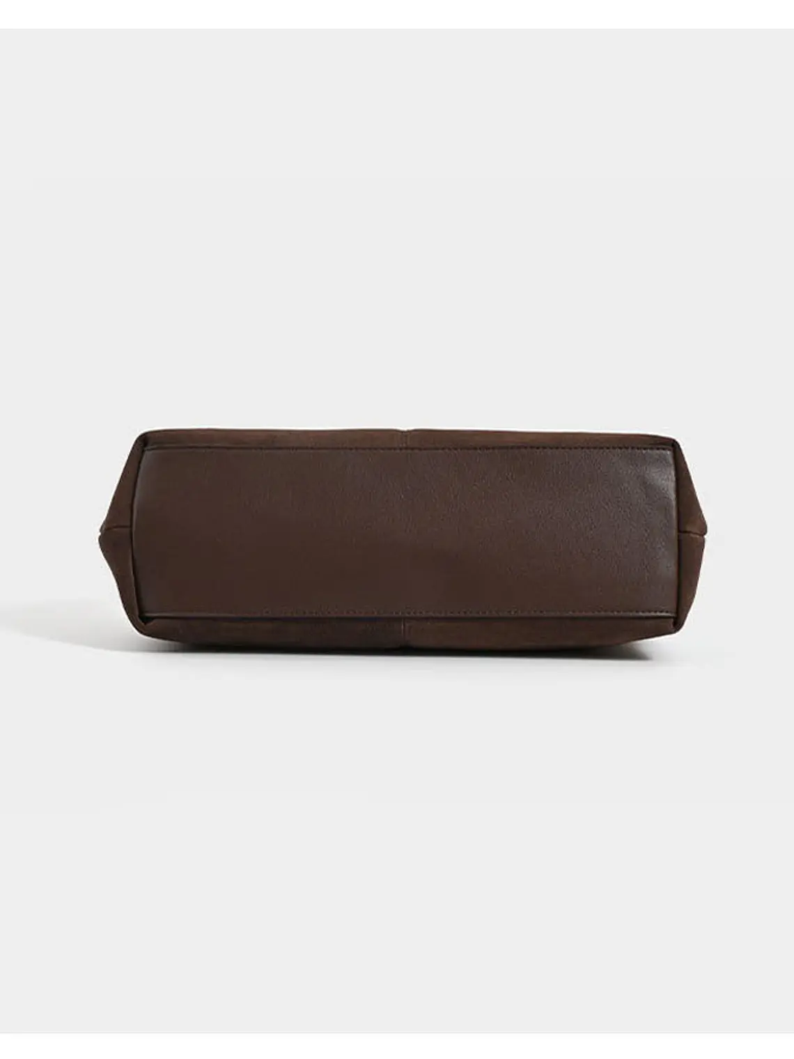 Bolso tote de gamuza con cinturón decorativo y asa tubular — volumen generoso, estilo sobrio 5