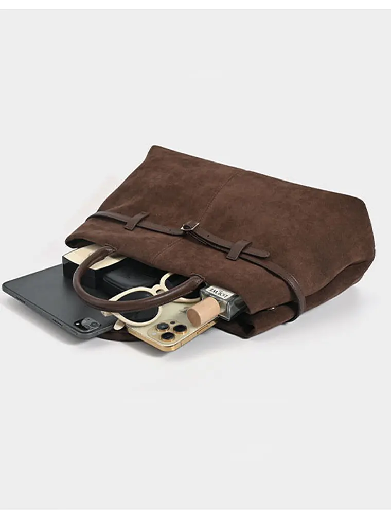 Bolso tote de gamuza con cinturón decorativo y asa tubular — volumen generoso, estilo sobrio 7