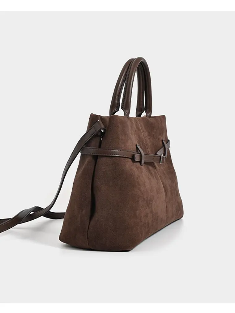 Bolso tote de gamuza con cinturón decorativo y asa tubular — volumen generoso, estilo sobrio 4