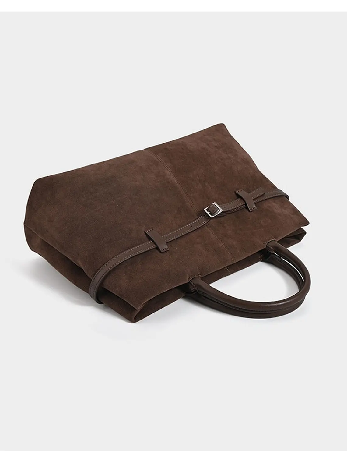 Bolso tote de gamuza con cinturón decorativo y asa tubular — volumen generoso, estilo sobrio 6