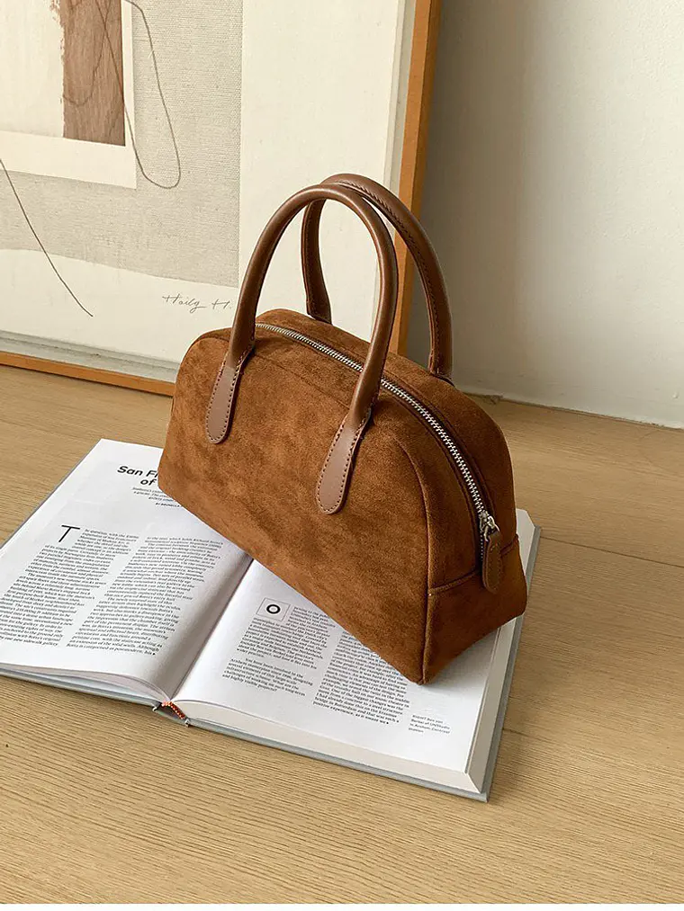 Bolso Boston de gamuza con asa tubular doble y cierre lateral — estilo retro occidental 2
