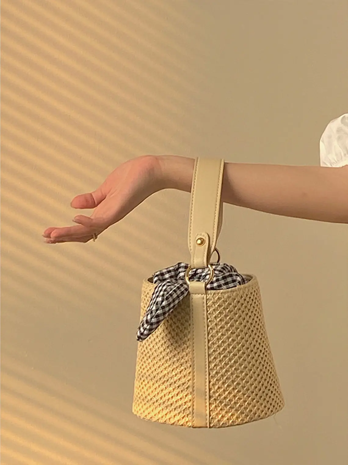 Bolso cubo de paja trenzada con asa de cuero y lazo escocés — estilo veraniego 3