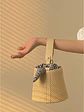 Bolso cubo de paja trenzada con asa de cuero y lazo escocés — estilo veraniego - Miniatura 3