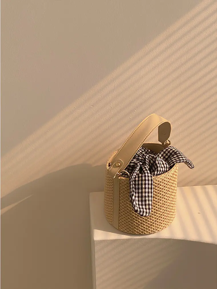 Bolso cubo de paja trenzada con asa de cuero y lazo escocés — estilo veraniego 2