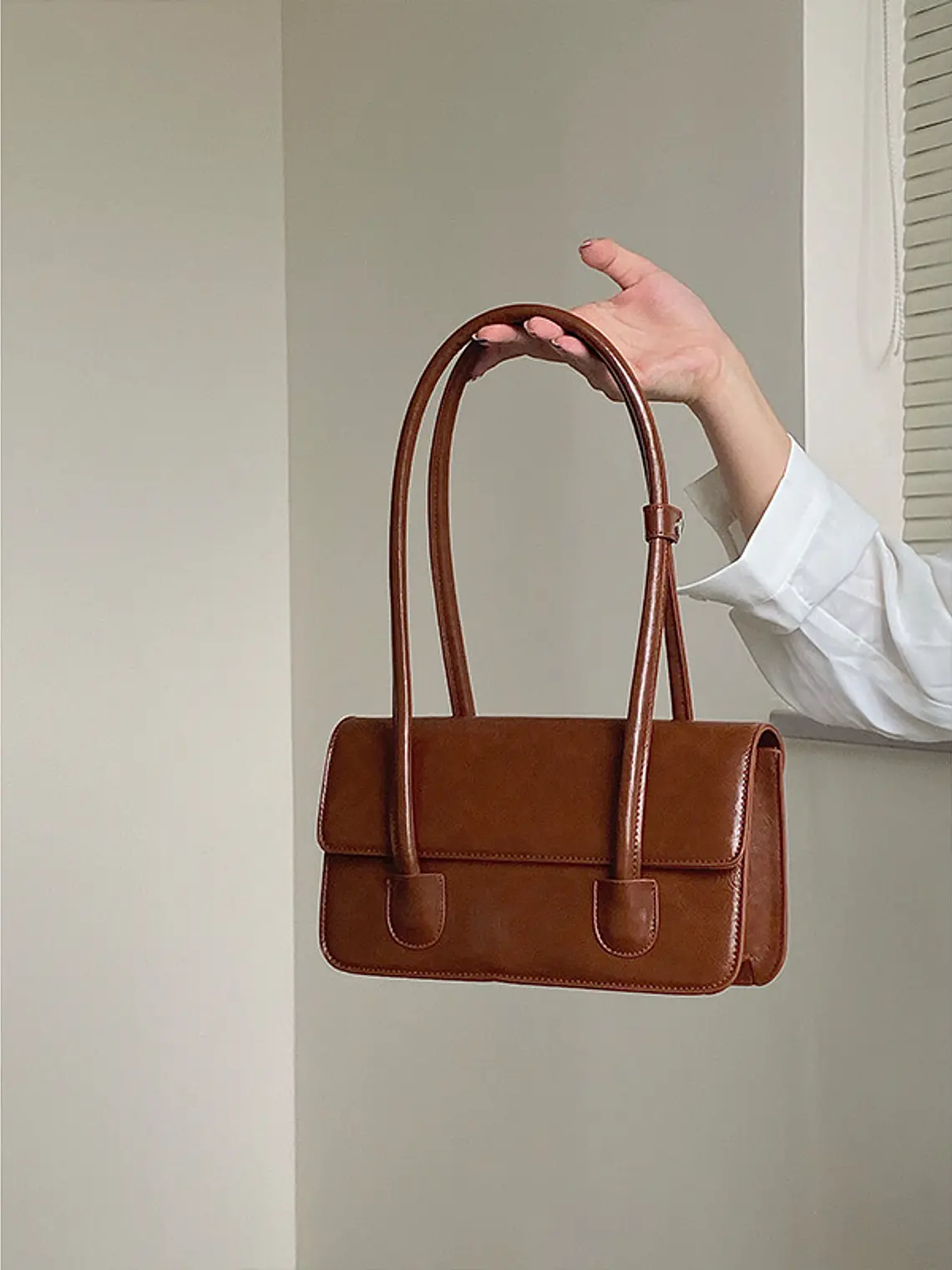 Bolso de hombro con solapa y cuero sintético con acabado tipo cera — estilo urbano clásico 5