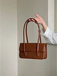 Bolso de hombro con solapa y cuero sintético con acabado tipo cera — estilo urbano clásico - Miniatura 5