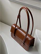 Bolso de hombro con solapa y cuero sintético con acabado tipo cera — estilo urbano clásico - Miniatura 2